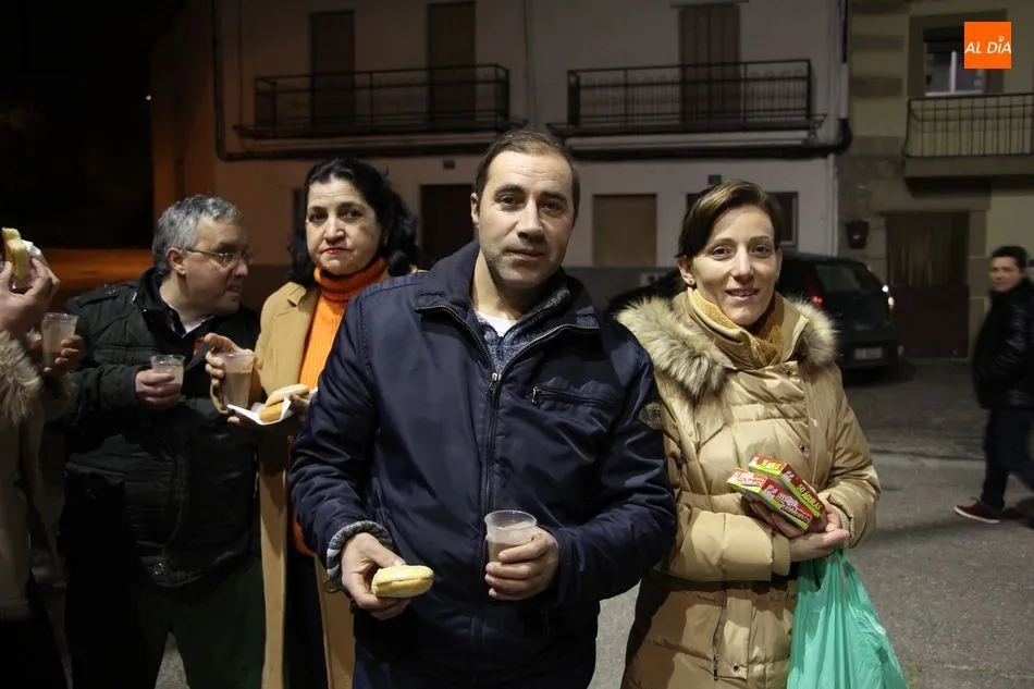 Foto 7 - Peque&ntilde;os y mayores reciben con ilusi&oacute;n a los Reyes Magos en Villarino  