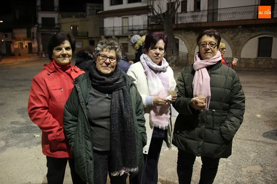 Foto 5 - Peque&ntilde;os y mayores reciben con ilusi&oacute;n a los Reyes Magos en Villarino  