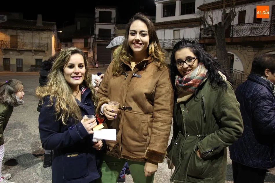 Foto 4 - Peque&ntilde;os y mayores reciben con ilusi&oacute;n a los Reyes Magos en Villarino  