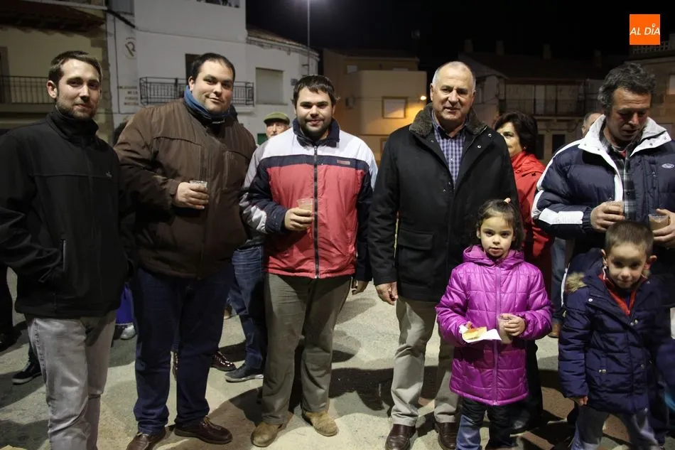 Foto 3 - Peque&ntilde;os y mayores reciben con ilusi&oacute;n a los Reyes Magos en Villarino  