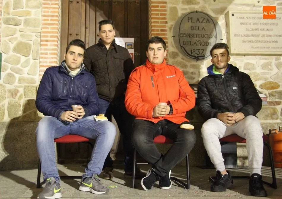 Foto 2 - Peque&ntilde;os y mayores reciben con ilusi&oacute;n a los Reyes Magos en Villarino  