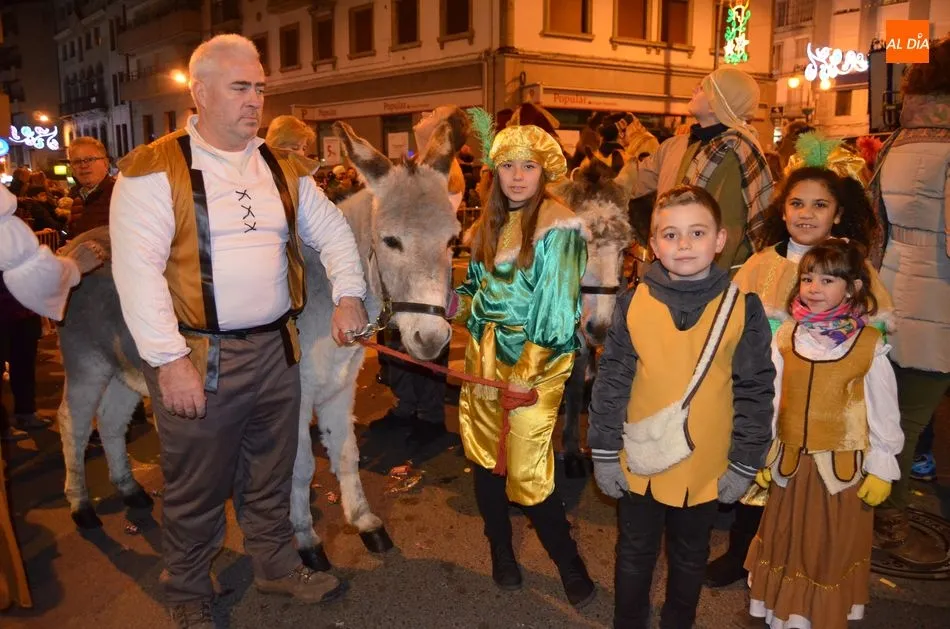 Foto 10 - La ilusi&oacute;n de la cabalgata de los Reyes Magos llena las calles bejaranas  