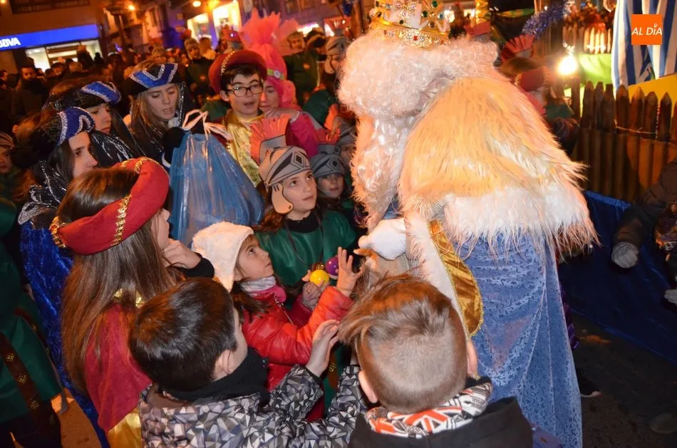 Foto 8 - La ilusi&oacute;n de la cabalgata de los Reyes Magos llena las calles bejaranas  