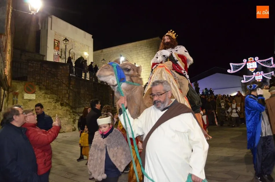 Foto 7 - La ilusi&oacute;n de la cabalgata de los Reyes Magos llena las calles bejaranas  