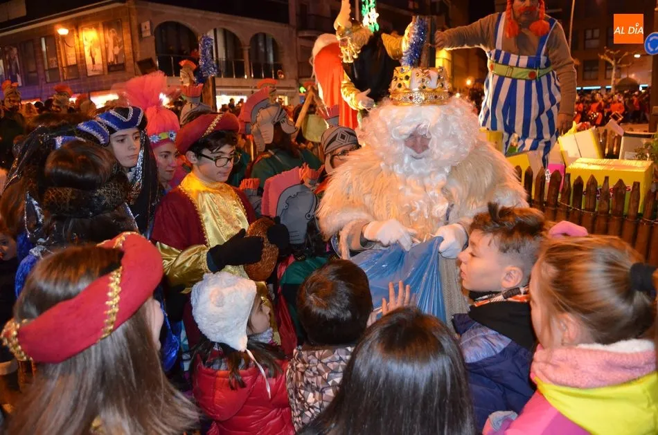 Foto 4 - La ilusi&oacute;n de la cabalgata de los Reyes Magos llena las calles bejaranas  