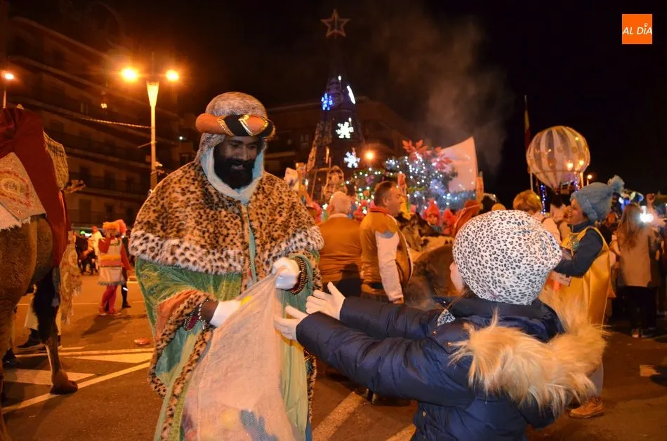 Foto 3 - La ilusi&oacute;n de la cabalgata de los Reyes Magos llena las calles bejaranas  