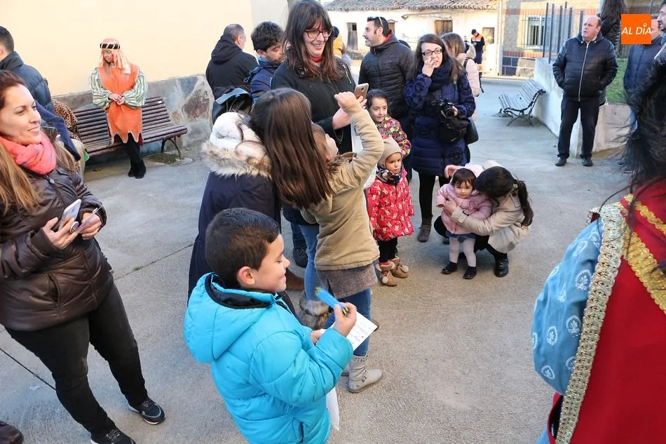 Foto 10 - Los Reyes Magos regalan ilusi&oacute;n en la villa chacinera