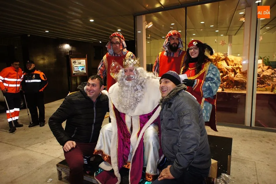 Foto 5 - Los Reyes Magos regalan ilusi&oacute;n en la villa chacinera