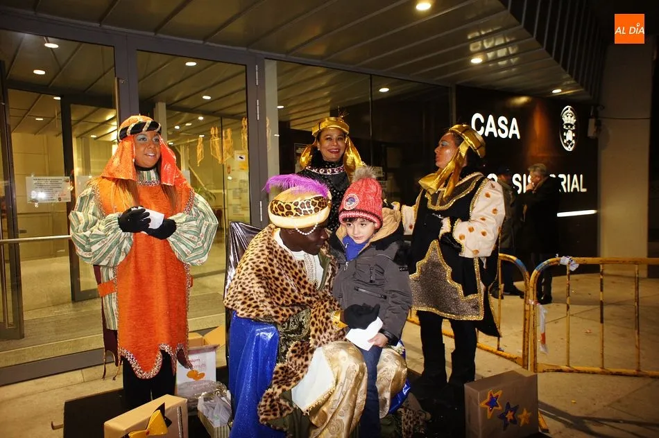 Foto 4 - Los Reyes Magos regalan ilusi&oacute;n en la villa chacinera