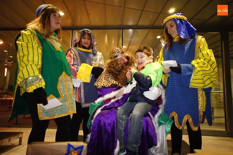 Foto 3 - Los Reyes Magos regalan ilusi&oacute;n en la villa chacinera