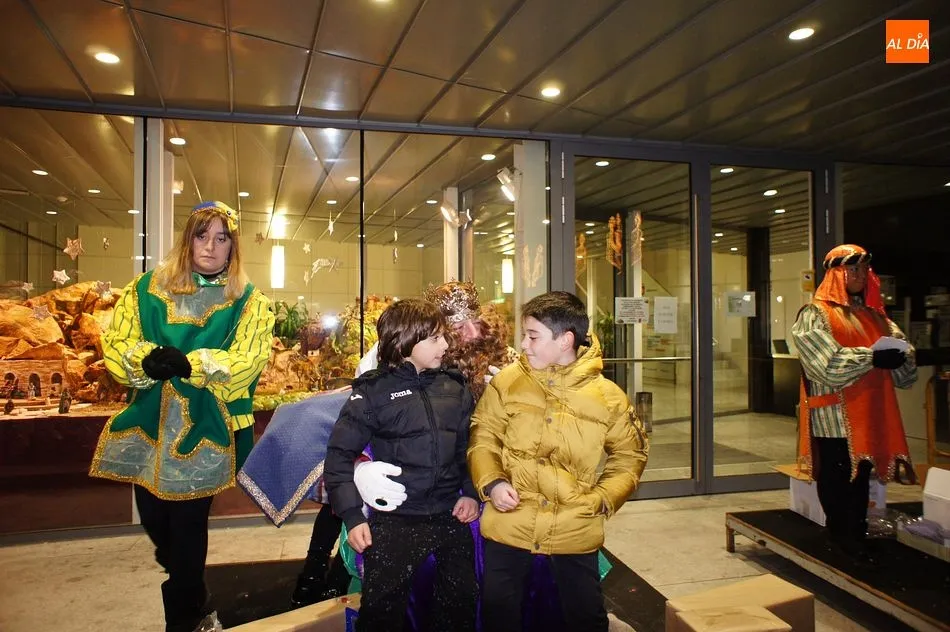 Foto 2 - Los Reyes Magos regalan ilusi&oacute;n en la villa chacinera