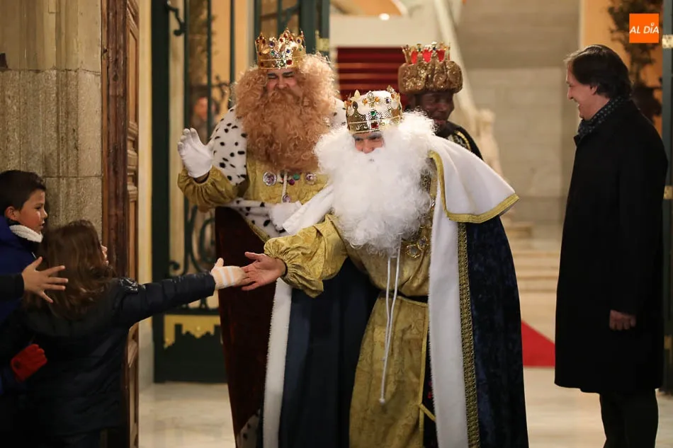 Foto 7 - Los Reyes Magos realizan una parada en el Consistorio antes de proceder al&nbsp;reparto de regalos  