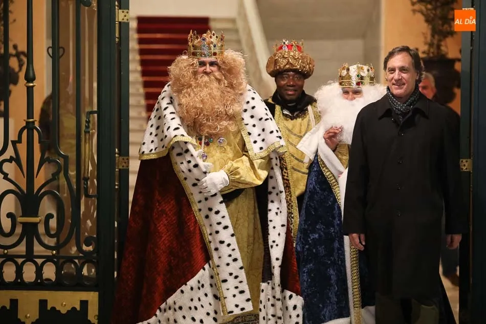 Foto 6 - Los Reyes Magos realizan una parada en el Consistorio antes de proceder al&nbsp;reparto de regalos  