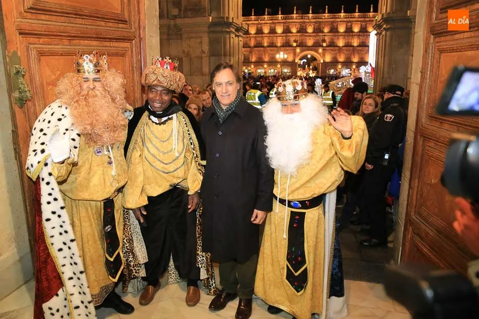 Foto 5 - Los Reyes Magos realizan una parada en el Consistorio antes de proceder al&nbsp;reparto de regalos  
