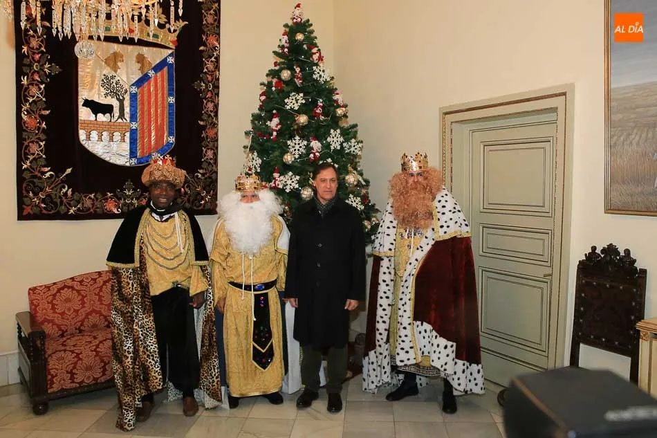Foto 4 - Los Reyes Magos realizan una parada en el Consistorio antes de proceder al&nbsp;reparto de regalos  