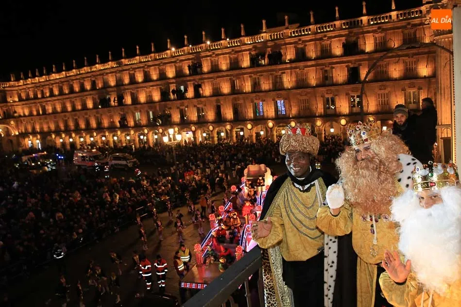 Foto 3 - Los Reyes Magos realizan una parada en el Consistorio antes de proceder al&nbsp;reparto de regalos  