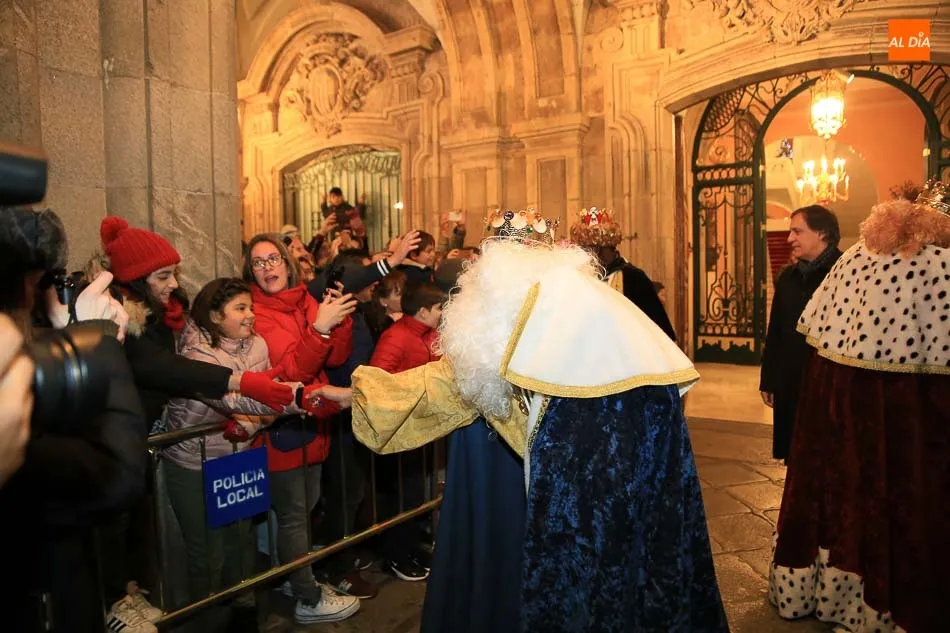 Foto 2 - Los Reyes Magos realizan una parada en el Consistorio antes de proceder al&nbsp;reparto de regalos  
