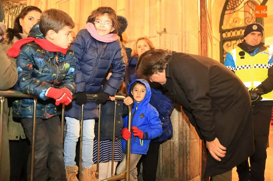 Foto 8 - Los Reyes Magos realizan una parada en el Consistorio antes de proceder al&nbsp;reparto de regalos  
