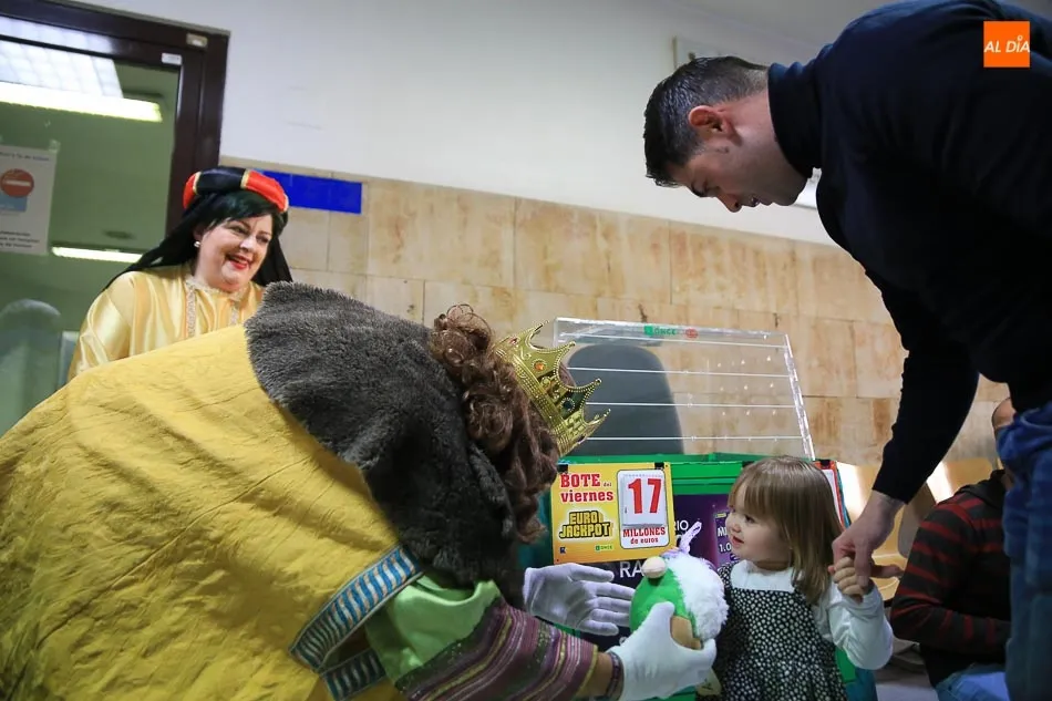 Foto 11 - La visita de lo Reyes Magos colma de ilusi&oacute;n y buenos deseos al Hospital de Salamanca  