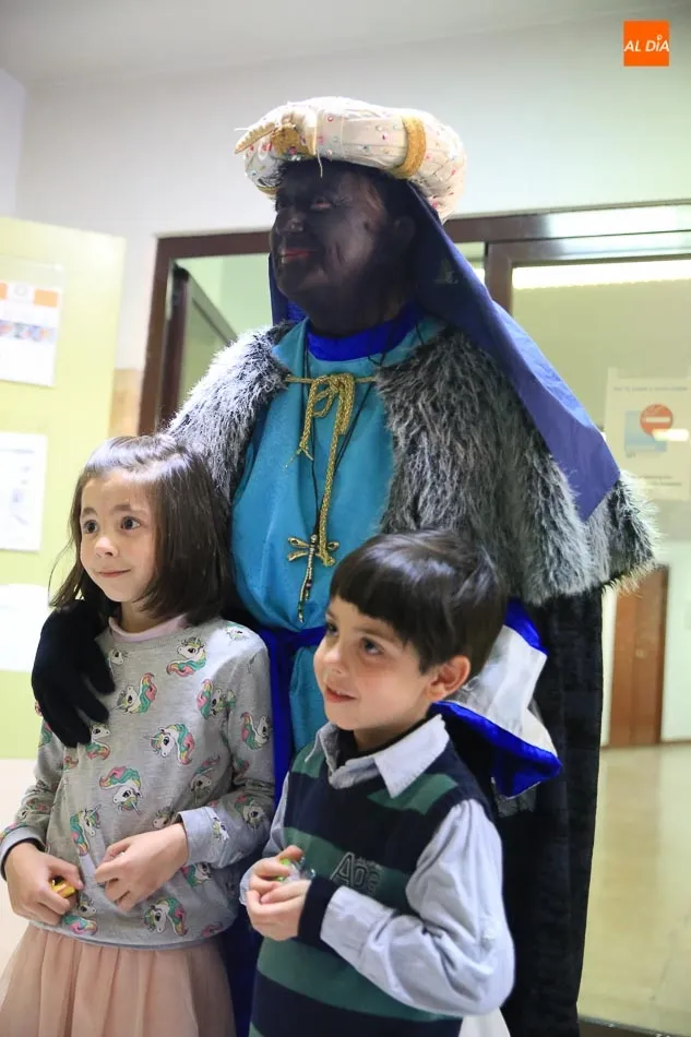 Foto 10 - La visita de lo Reyes Magos colma de ilusi&oacute;n y buenos deseos al Hospital de Salamanca  