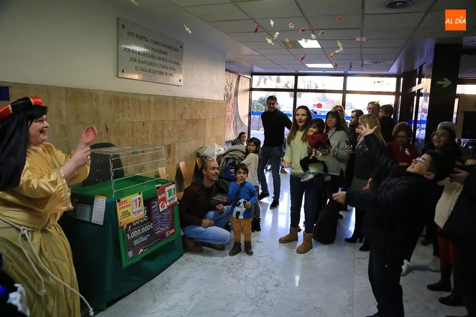 Foto 9 - La visita de lo Reyes Magos colma de ilusi&oacute;n y buenos deseos al Hospital de Salamanca  
