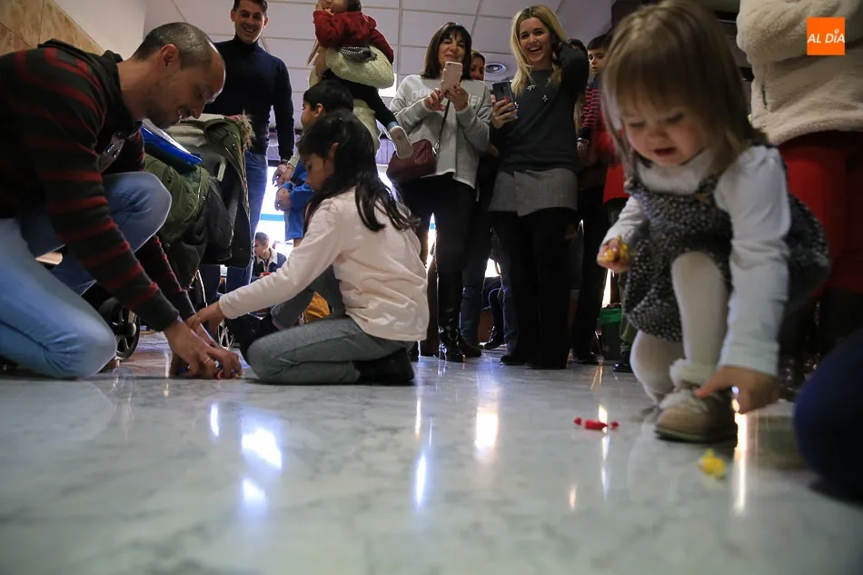 Foto 8 - La visita de lo Reyes Magos colma de ilusi&oacute;n y buenos deseos al Hospital de Salamanca  