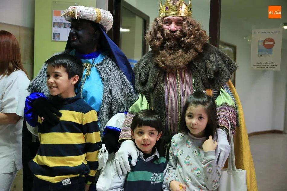 Foto 7 - La visita de lo Reyes Magos colma de ilusi&oacute;n y buenos deseos al Hospital de Salamanca  