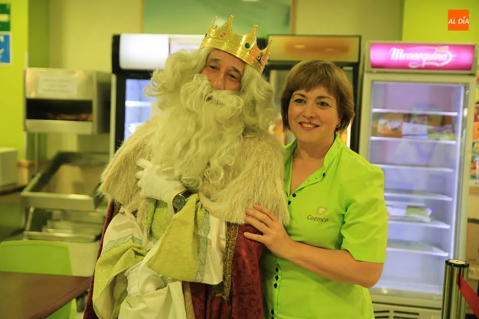 Foto 6 - La visita de lo Reyes Magos colma de ilusi&oacute;n y buenos deseos al Hospital de Salamanca  