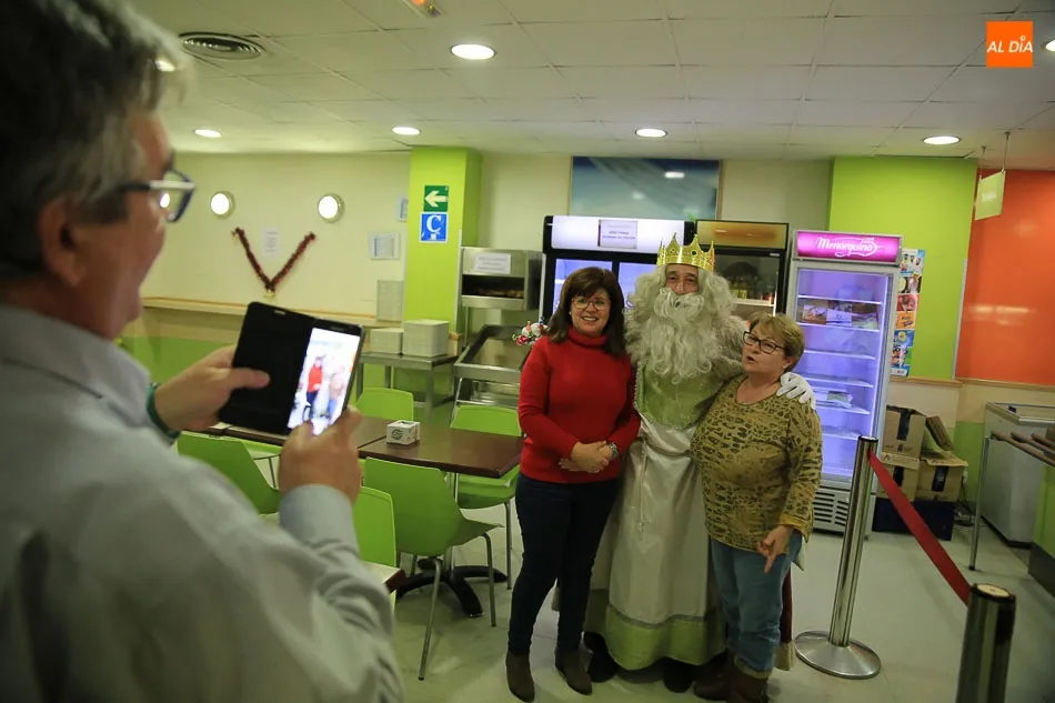 Foto 5 - La visita de lo Reyes Magos colma de ilusi&oacute;n y buenos deseos al Hospital de Salamanca  
