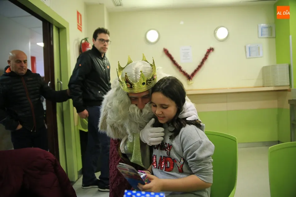 Foto 4 - La visita de lo Reyes Magos colma de ilusi&oacute;n y buenos deseos al Hospital de Salamanca  