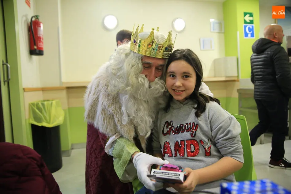 Foto 3 - La visita de lo Reyes Magos colma de ilusi&oacute;n y buenos deseos al Hospital de Salamanca  