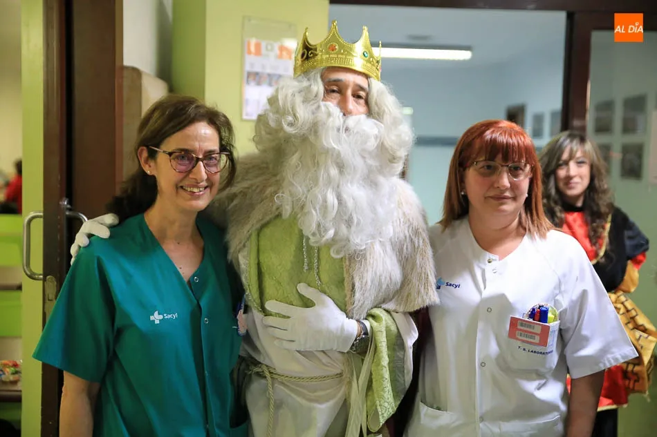 Foto 2 - La visita de lo Reyes Magos colma de ilusi&oacute;n y buenos deseos al Hospital de Salamanca  