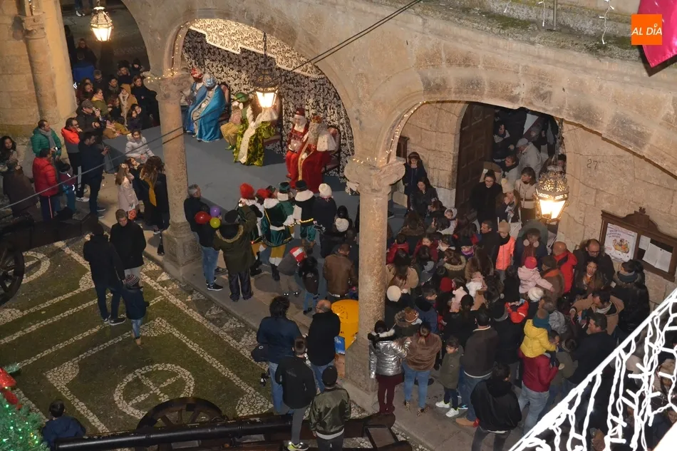Foto 9 - Los Reyes Magos aprovechan para festejar el 75&ordm; Aniversario en su dulc&iacute;sima llegada a Mir&oacute;briga  