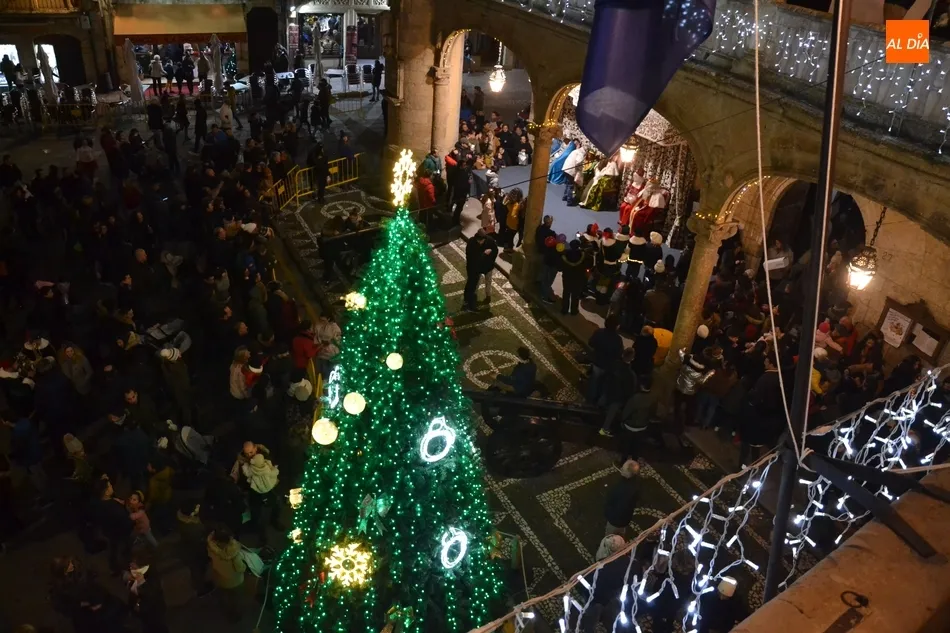 Foto 10 - Los Reyes Magos aprovechan para festejar el 75&ordm; Aniversario en su dulc&iacute;sima llegada a Mir&oacute;briga  