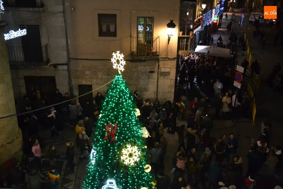 Foto 8 - Los Reyes Magos aprovechan para festejar el 75&ordm; Aniversario en su dulc&iacute;sima llegada a Mir&oacute;briga  