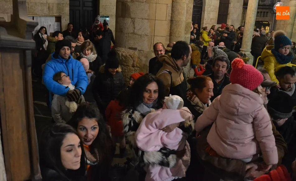 Foto 7 - Los Reyes Magos aprovechan para festejar el 75&ordm; Aniversario en su dulc&iacute;sima llegada a Mir&oacute;briga  
