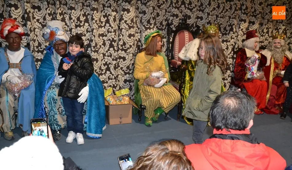 Foto 5 - Los Reyes Magos aprovechan para festejar el 75&ordm; Aniversario en su dulc&iacute;sima llegada a Mir&oacute;briga  