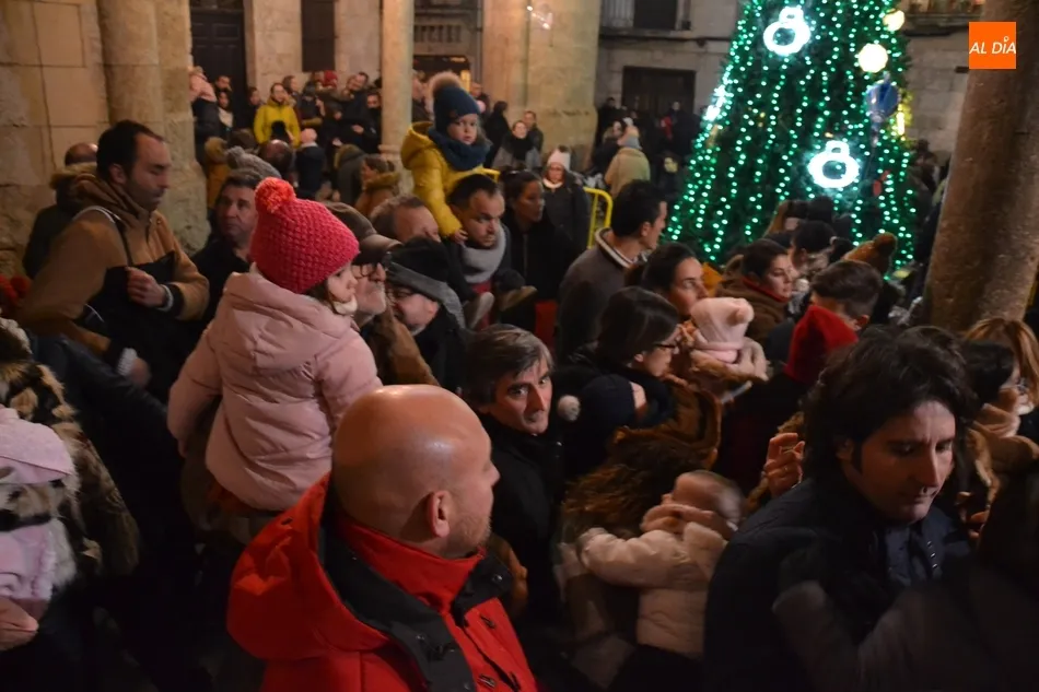 Foto 6 - Los Reyes Magos aprovechan para festejar el 75&ordm; Aniversario en su dulc&iacute;sima llegada a Mir&oacute;briga  