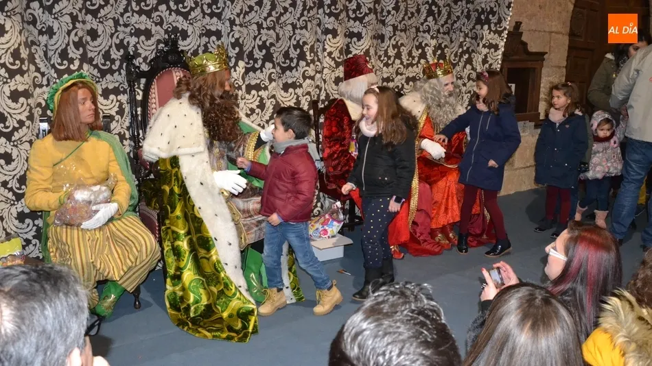 Foto 4 - Los Reyes Magos aprovechan para festejar el 75&ordm; Aniversario en su dulc&iacute;sima llegada a Mir&oacute;briga  