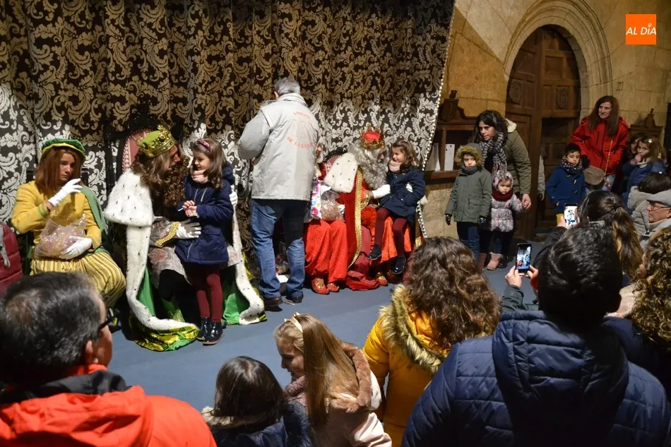 Foto 3 - Los Reyes Magos aprovechan para festejar el 75&ordm; Aniversario en su dulc&iacute;sima llegada a Mir&oacute;briga  