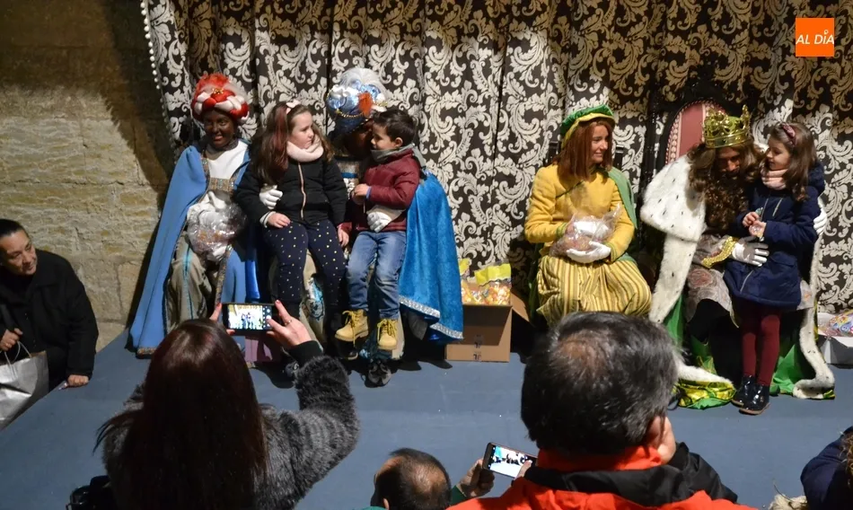 Foto 2 - Los Reyes Magos aprovechan para festejar el 75&ordm; Aniversario en su dulc&iacute;sima llegada a Mir&oacute;briga  