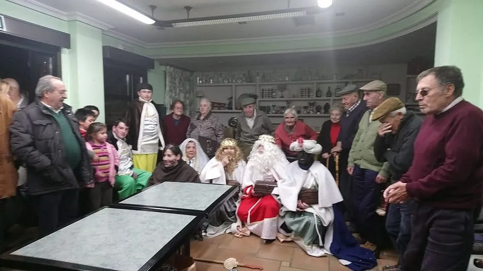 Los Reyes Magos llevan la ilusión a la residencia Abadengo en Olmedo de Camaces  