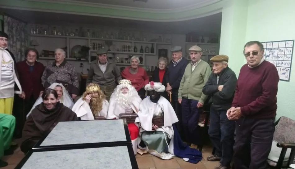Foto 3 - Los Reyes Magos llevan la ilusi&oacute;n a la residencia Abadengo en Olmedo de Camaces  