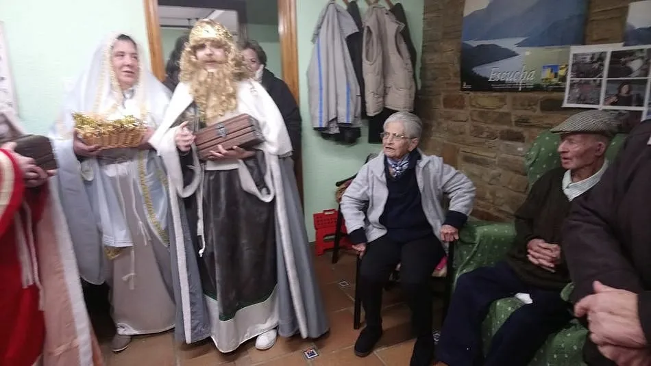 Foto 2 - Los Reyes Magos llevan la ilusi&oacute;n a la residencia Abadengo en Olmedo de Camaces  