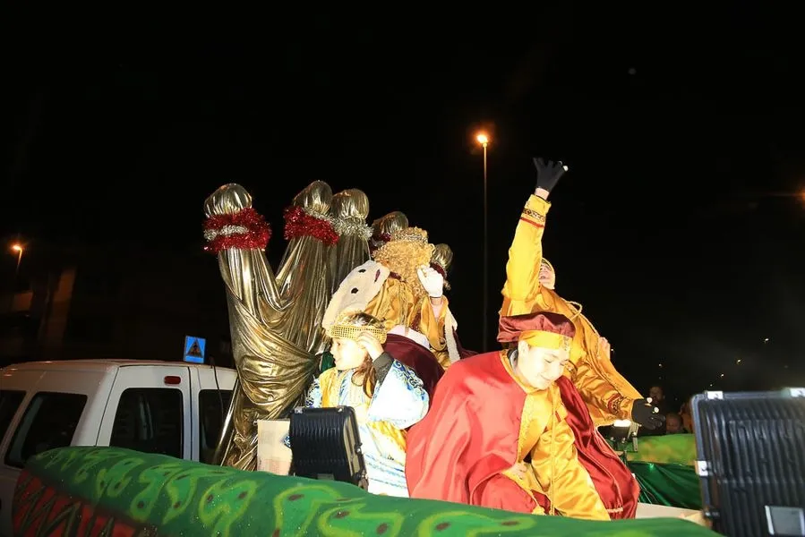 Foto 6 - Los Reyes Magos recorren las calles de Carbajosa para recibir la noche m&aacute;s m&aacute;gica del a&ntilde;o  