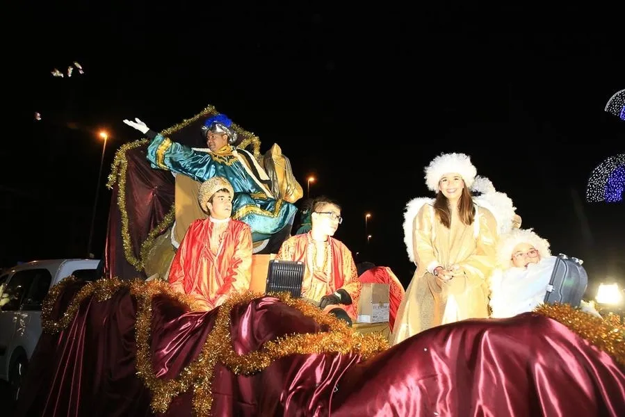 Foto 5 - Los Reyes Magos recorren las calles de Carbajosa para recibir la noche m&aacute;s m&aacute;gica del a&ntilde;o  
