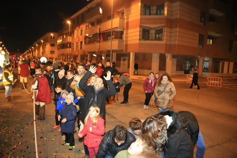 Foto 4 - Los Reyes Magos recorren las calles de Carbajosa para recibir la noche m&aacute;s m&aacute;gica del a&ntilde;o  
