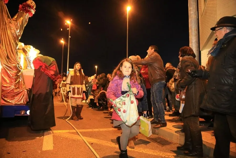 Foto 3 - Los Reyes Magos recorren las calles de Carbajosa para recibir la noche m&aacute;s m&aacute;gica del a&ntilde;o  