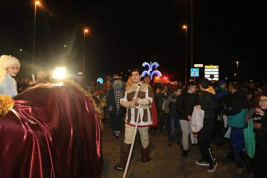 Foto 2 - Los Reyes Magos recorren las calles de Carbajosa para recibir la noche m&aacute;s m&aacute;gica del a&ntilde;o  