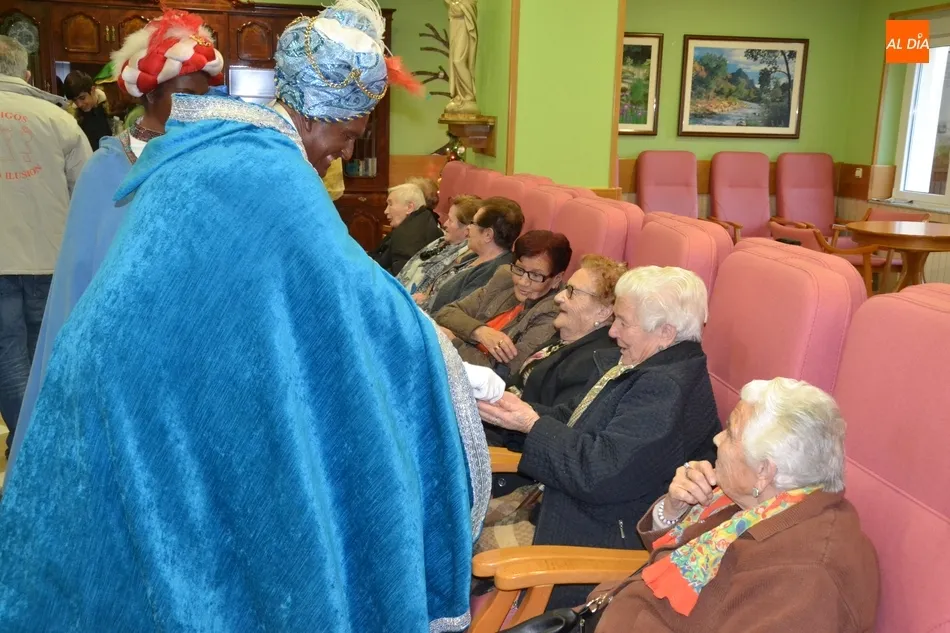 Animadas visitas de los Magos de Oriente a las residencias de mayores  